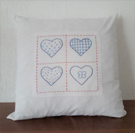 Coussin broderie bleue